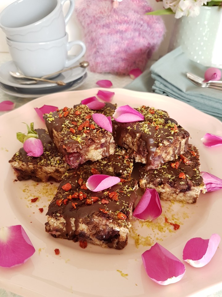 Almond Cherry Chocolate Chip Granola Bars, this easy recipe is sure to please family and friends. No Fat, No sugar and high in Protein. SO GOOD!