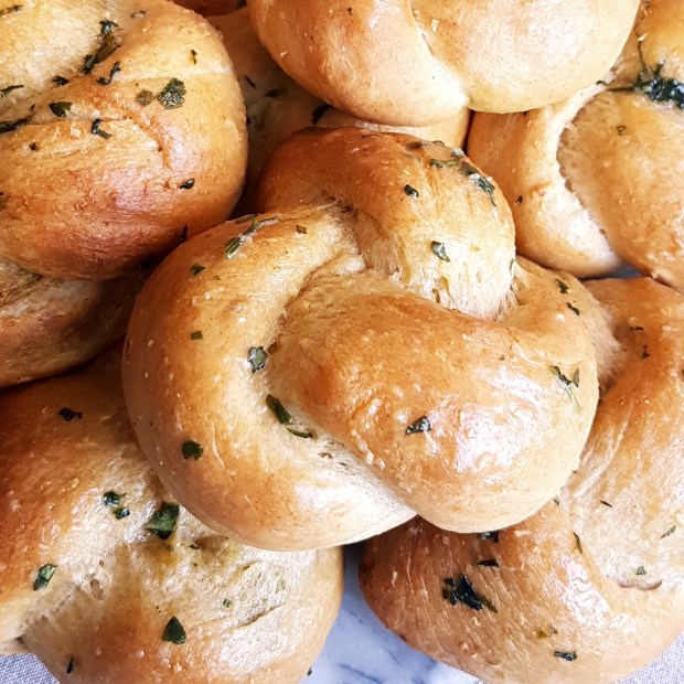 pesto bread knots