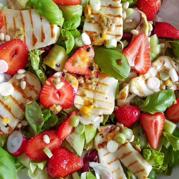 strawberry grilled halloumi salad
