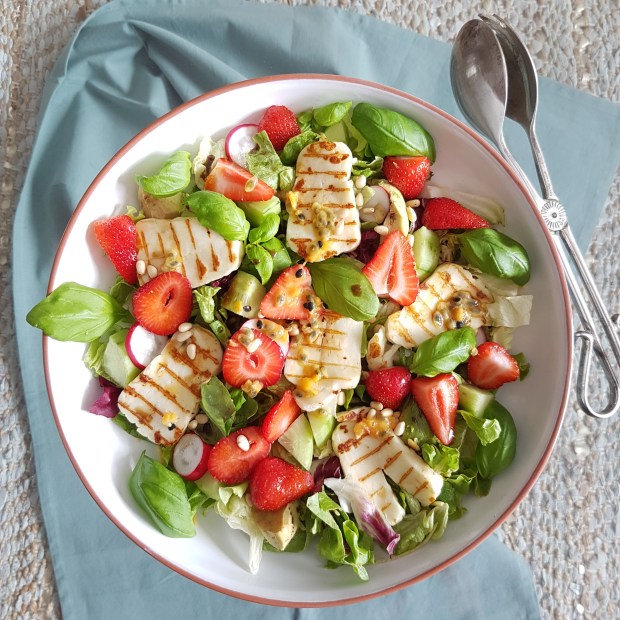 strawberry grilled halloumi salad